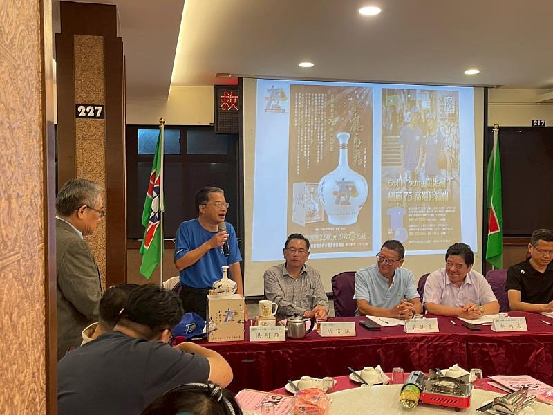 幼獅文化公司總經理洪明輝介紹75週年推出的紀念品。