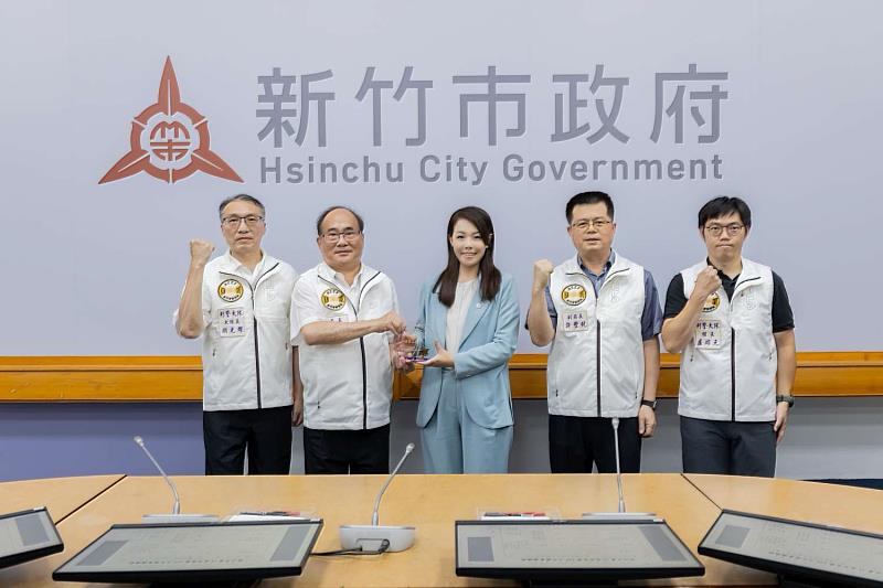 竹市警察局檢肅非法槍械專案榮獲全國丙組第2名獻獎儀式合影。