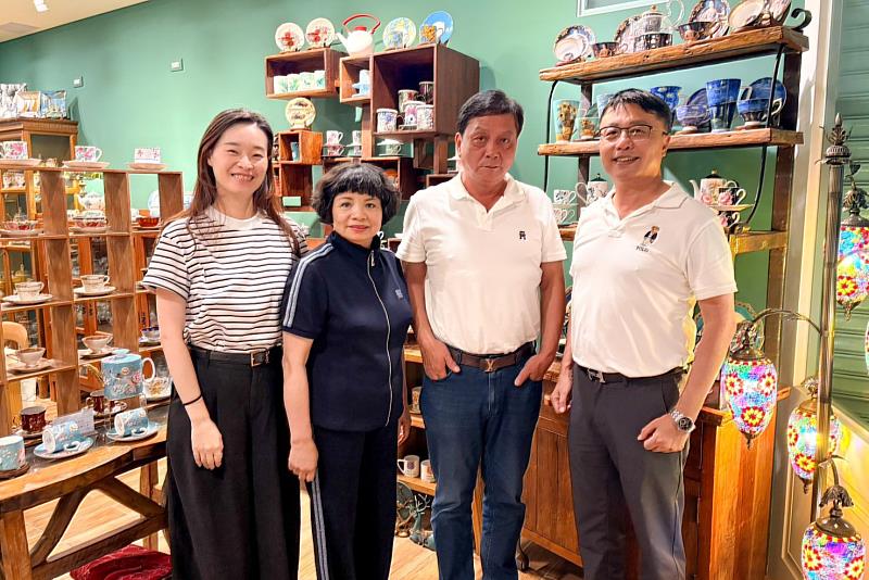 朝陽科大校友總會理事長簡永淞(右)期盼號召更多校友投入公益,支持在地文化發展,成為推動城市前進的重要力量。