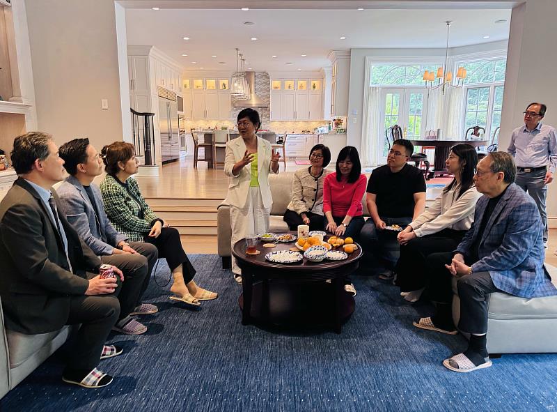 徐佳青聽取近期華府地區重要活動規劃。