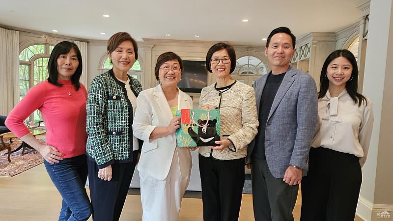 徐佳青（左3）致贈紀念品予總會長白越珠（右3）。