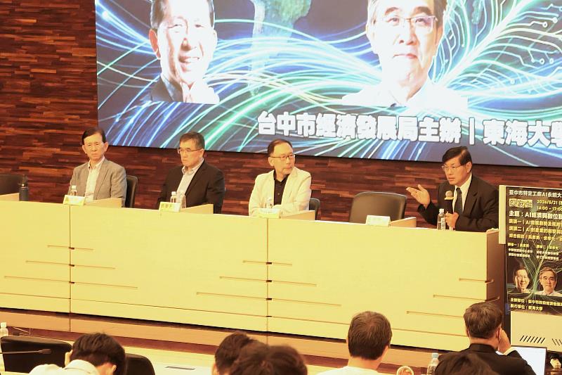計畫主持人王鳳奎教授（右1）總結表示，AI是一把標準的雙面刃，帶來顛覆性效益的同時，也伴隨著嚴重的資安威脅與隱私風險。