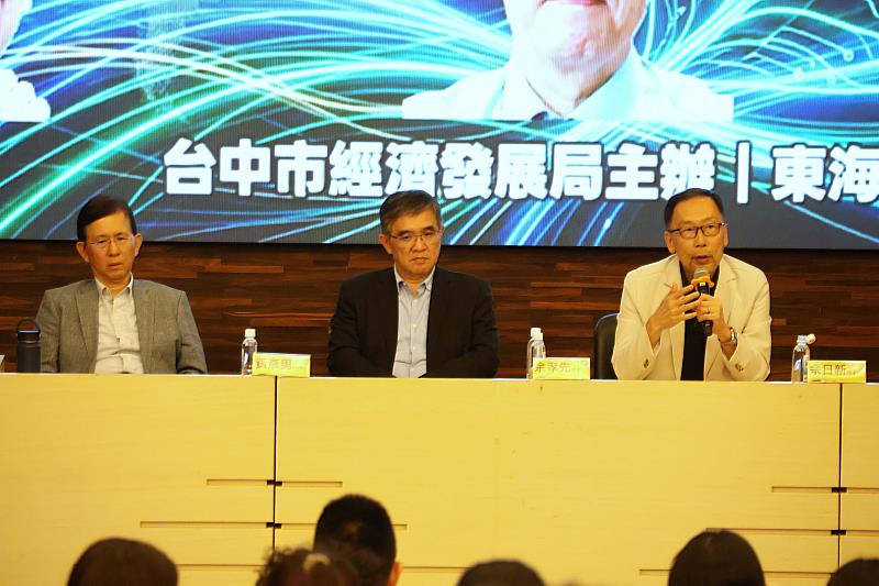 逢甲大學講座教授佘日新（右1）呼籲大眾關閉AI工具中「為別人訓練模型」的預設選項，防堵企業機密或營運數據淪為公開資訊。
