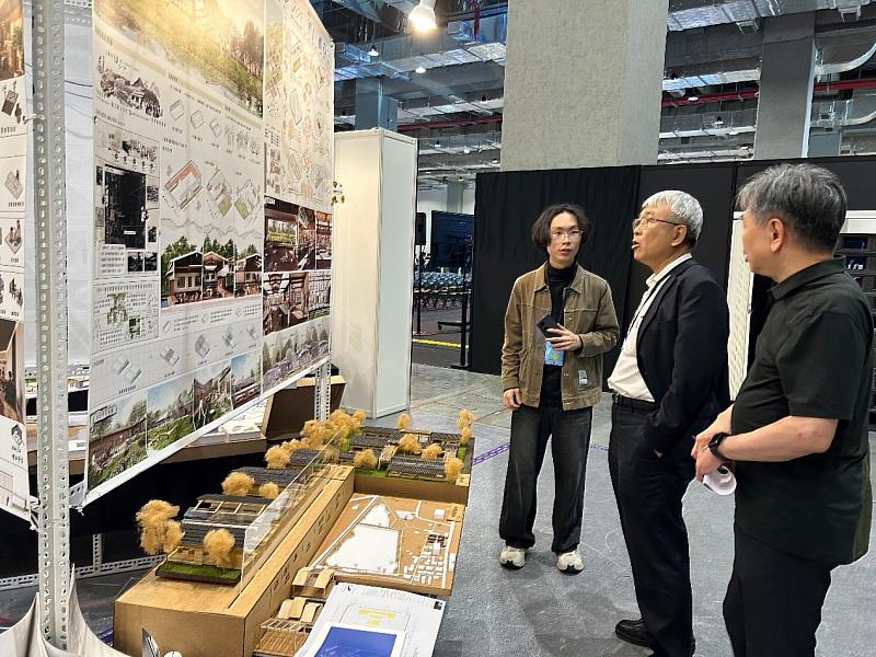中國科大陳振遠校長(中)於南港展覽館2館之新一代設計展聽取室設系學生介紹作品。(照片/校方提供)