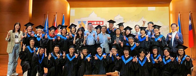 文化大學樂齡大學首屆33位學員舉行畢業典禮，學員們穿上學位袍，在校園中留下珍貴人生回憶。