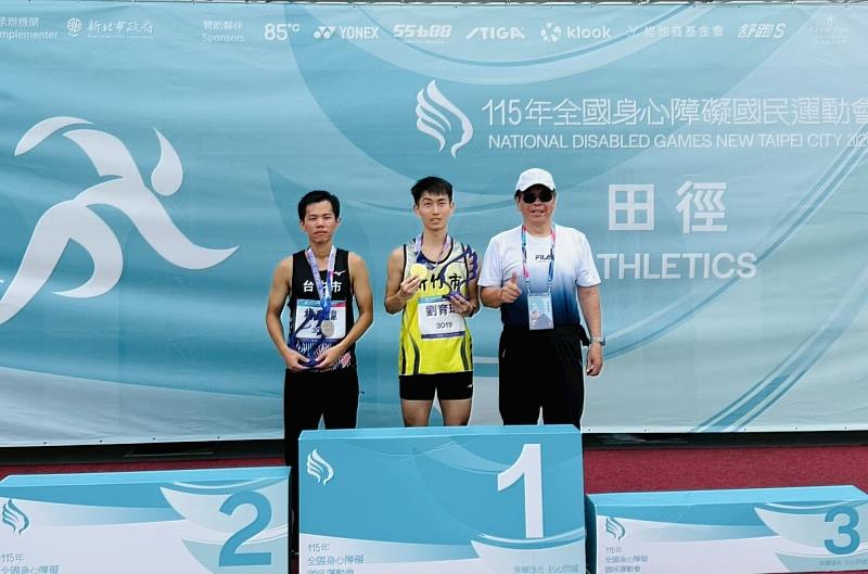 田徑視障男子組選手劉育瑋勇奪4金1銀。