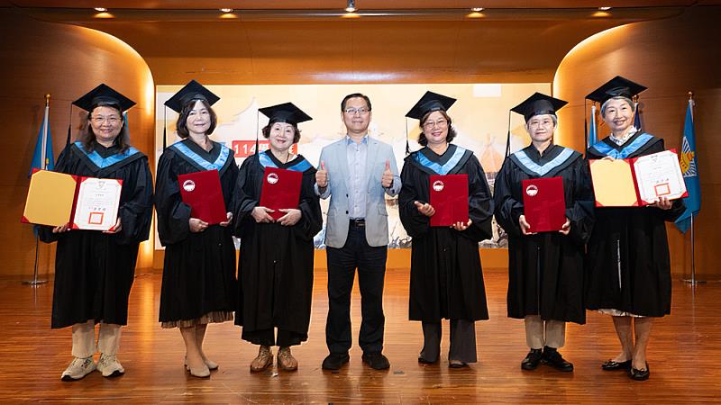 盧文民副校長親自頒發畢業證書，祝福樂齡學員持續保持學習熱情，活出精彩人生下半場。