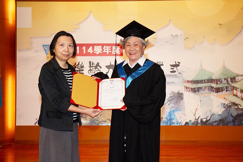 楊馥如教務長頒發時數證明，肯定樂齡學員積極投入課程、持續學習的精神。