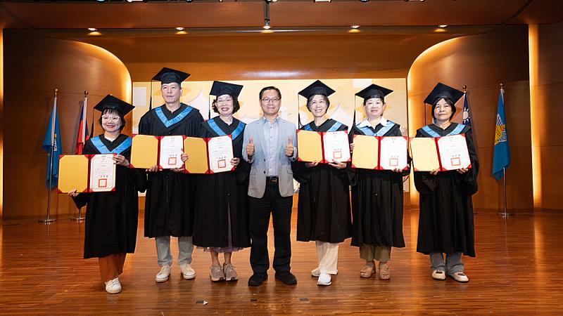 樂齡學員開心穿上學士服重返校園，不少人感動表示，終於圓了年輕時未完成的大學夢。