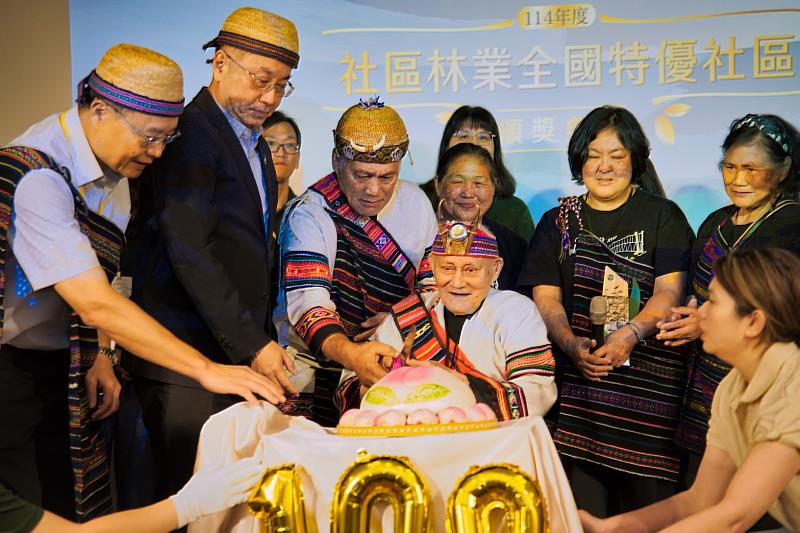 在頒獎典禮中，所有社區夥伴一起為今年高齡100歲的麻必浩部落高春輝老頭目慶生，並分享福氣滿滿的壽桃。