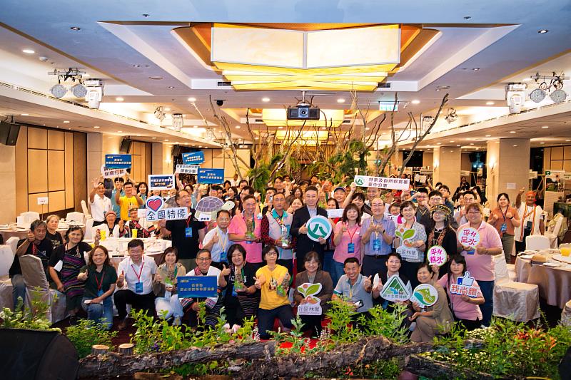 114年度全國共有223個社區執行社區林業計畫，其中8個社區自眾多執行單位中脫穎而出，展現社區參與森林經營、自然保育與文化傳承的豐碩成果。