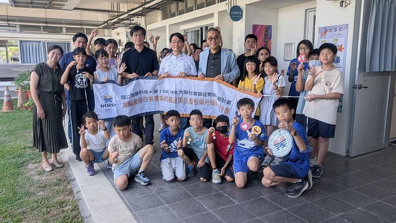 國立高雄科技大學USR計畫團隊前往高雄市彌陀區壽齡國小,與師生共同舉行「科技教育中心」揭牌儀式,攜手推動海線偏鄉STEAM科技教育發展。