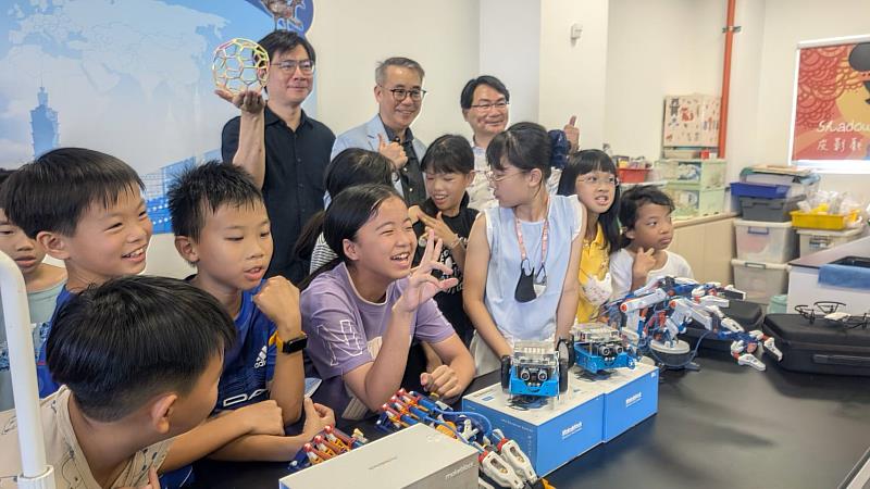 高科大USR計畫團隊捐贈3D列印機、無人機、智駕車及機器人等科技教學設備,協助壽齡國小建置STEAM科技教育學習環境。高科大副教務長潘俊仁(後排左)、USR計畫主持人鄭瑞鴻教授(後排中)與壽齡國小校長蘇建洲(後排右)共同見證「科技教育中心」揭牌。