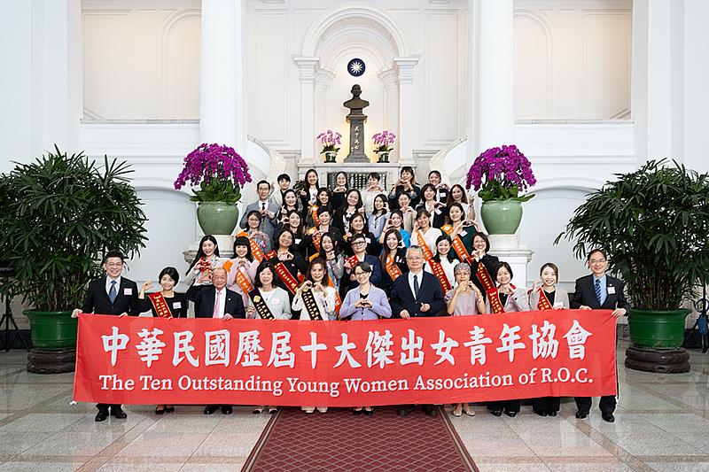 十大傑出女青年60週年的一甲子傳承，對台灣社會代表了一種全新的女性典範，勇敢跨出舒適圈，在殘酷的現實中保有柔軟，堅持初衷。