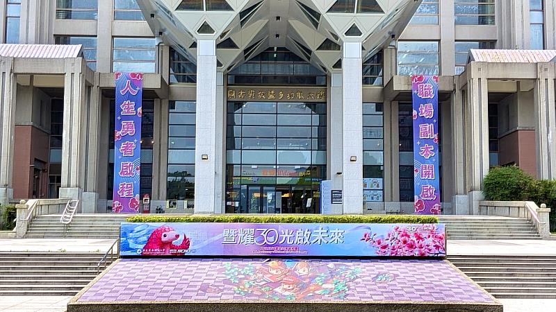 活靈活現的穿山甲3D地景藝術，與圖書館前方對畢業生的祝福佳句相互呼應，為校園營造出溫馨且深刻的勵志氛圍。