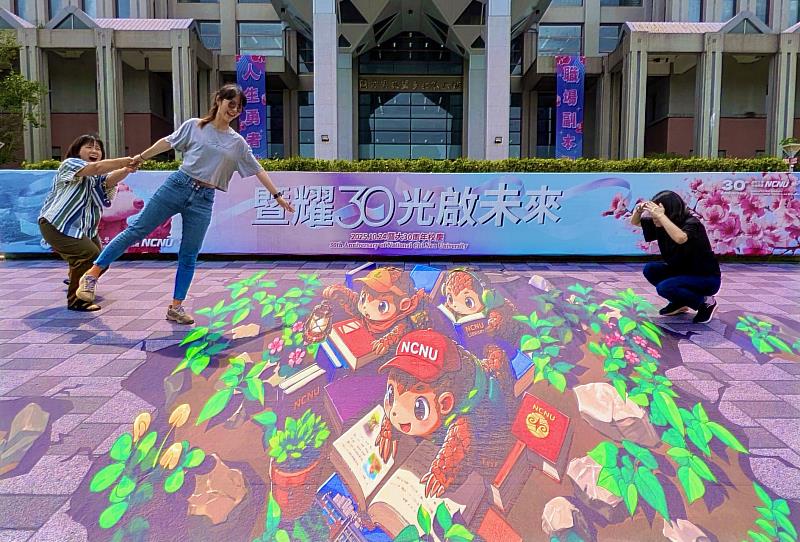 暨大學生透過各種創意借位姿勢與3D立體畫面相互呼應，趣味十足，充分展現校園穿山甲地景藝術的無限活力。