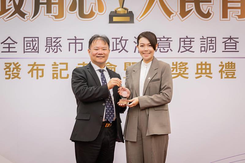 《中國時報》舉辦「施政用心、人民有感全國縣市施政滿意度調查」，新竹市獲「1金4銀」肯定，高虹安市長出席領獎。