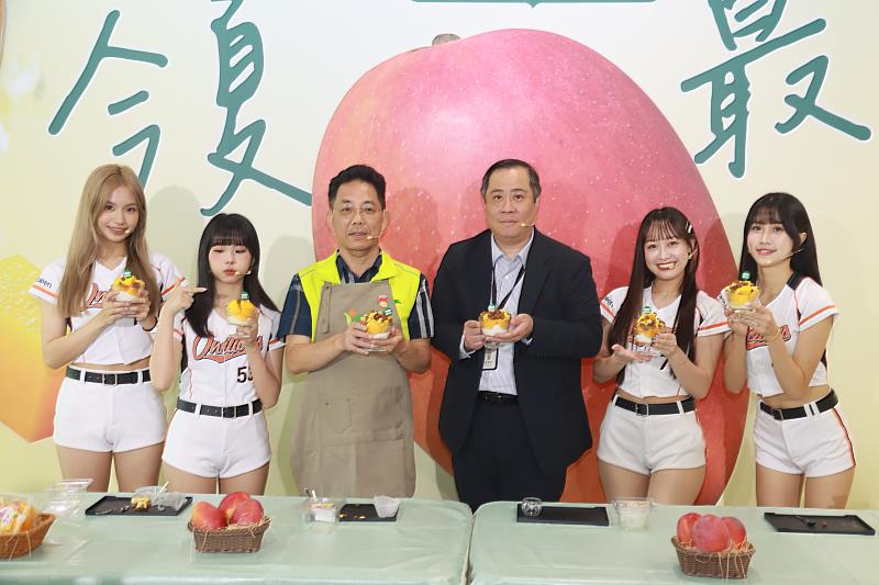 陳主秘與來賓製作芒果奶酪DIY。