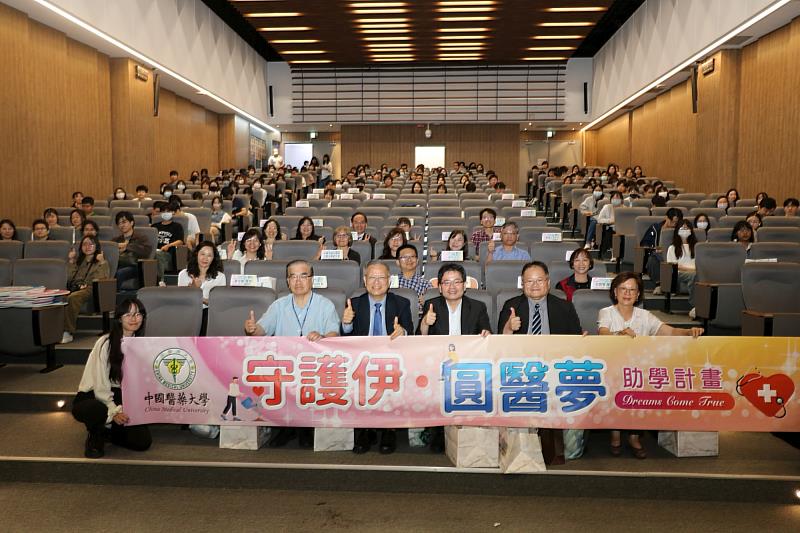 江安世校偕參與助學計畫的貴賓和師生合影。