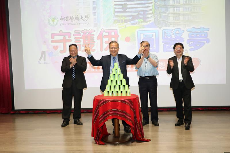 江安世校長偕主管開心堆疊夢想金字塔。