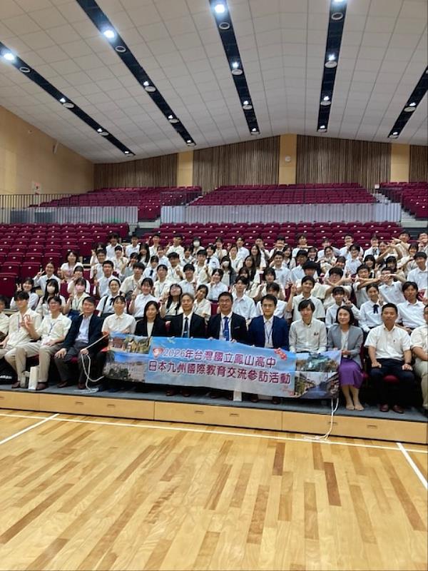 國立鳳山高中訪問團與福岡高校師生合影。
