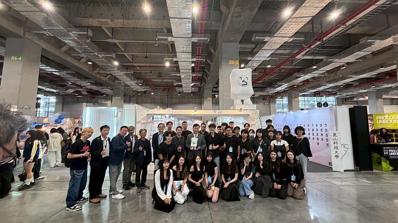 新一代設計展開幕全體合影。