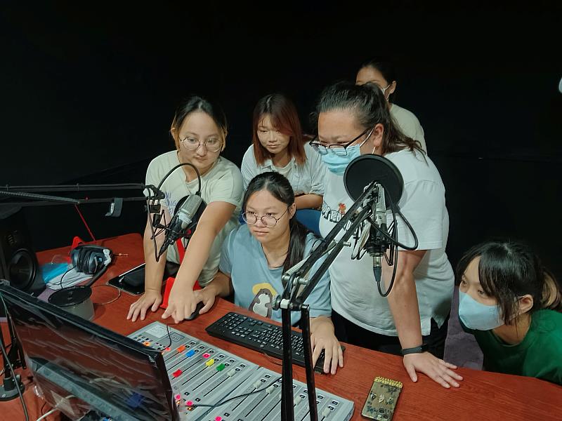 蔡依紋（前排左）擔任廣播電臺「EKHO Radio」社長，與高雄廣播電臺產學合作，錄製「傳播E世代-i崑愛崑」節目。