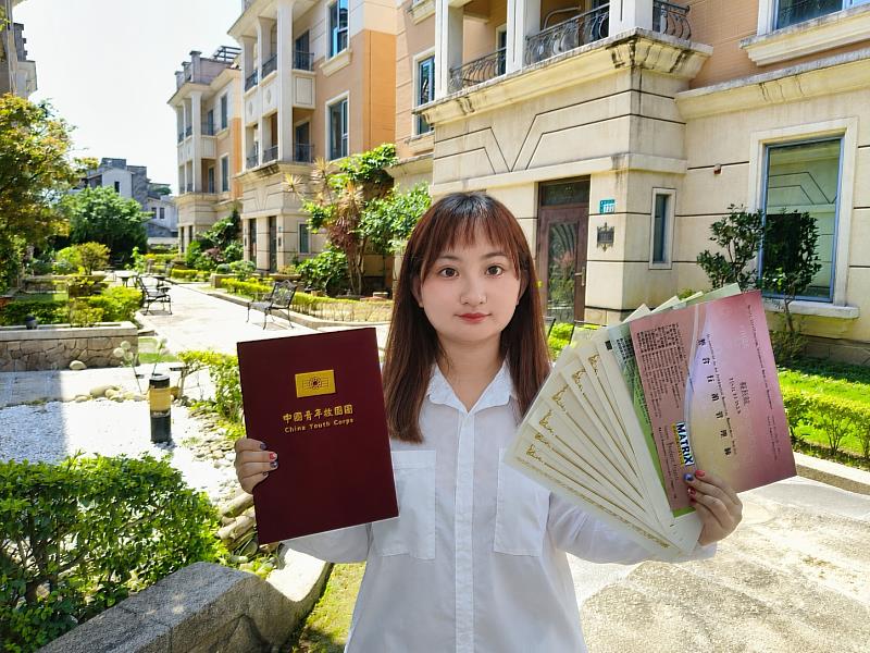 公廣系蔡依紋實作與證照構築職涯版圖,再獲頒大專優秀青年。