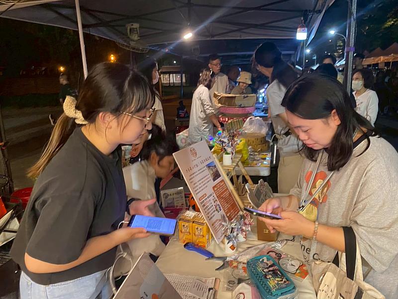蔡依紋（左）畢製與業主社團專發會合作，參與市集宣傳活動。