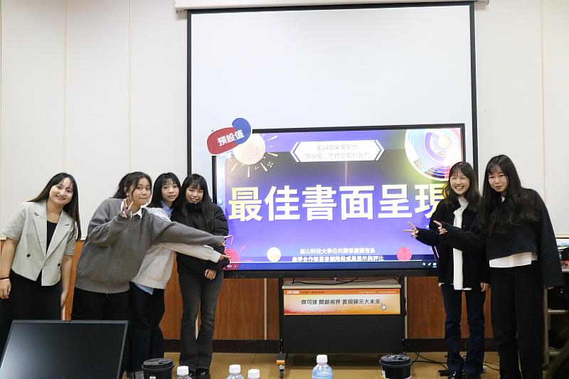 蔡依紋（左1）帶領「Lemon Sugar」團隊在公廣系內部評比獲得第2名與最佳書面呈現獎。