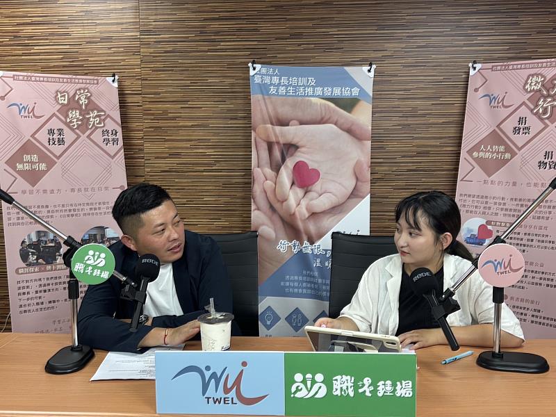 蔡依紋（右）擔任畢製組長，辦理職人訪談系列，邀請業界人士分享職涯經驗。