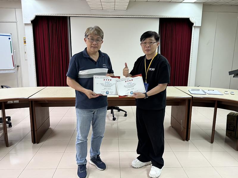 馮啓宏院長（右）頒發證書給資管系曾生元主任（左）。
