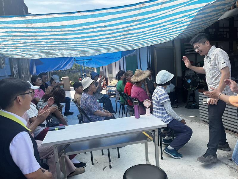 楊泰和教授與東山區在地居民共同參與活動。