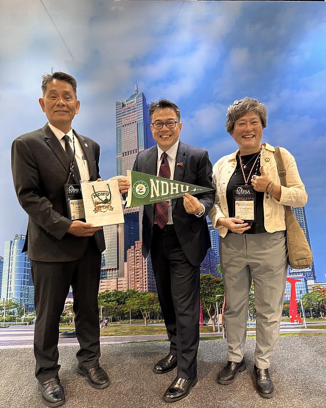 東華大學代表團與駐邁阿密台北經濟文化辦事處周啟宇處長合影。