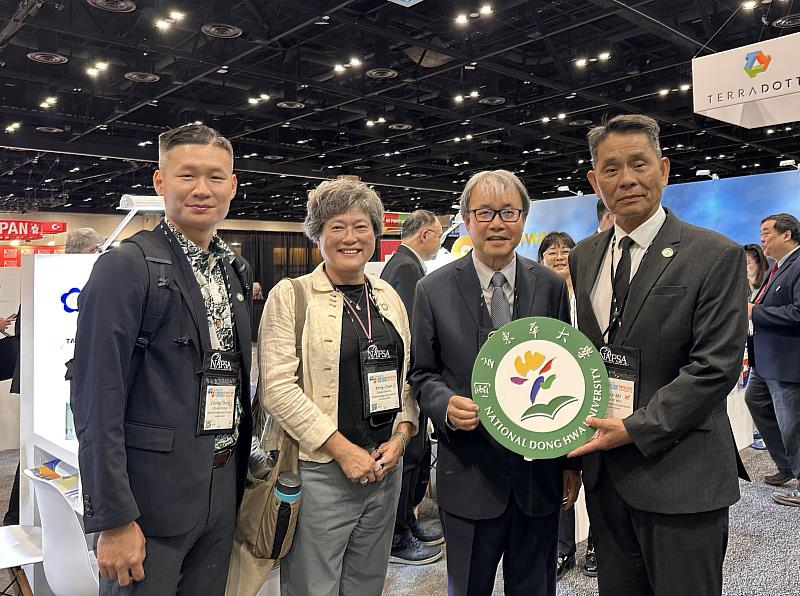 東華大學徐輝明校長與教育部鄭英耀部長合影。