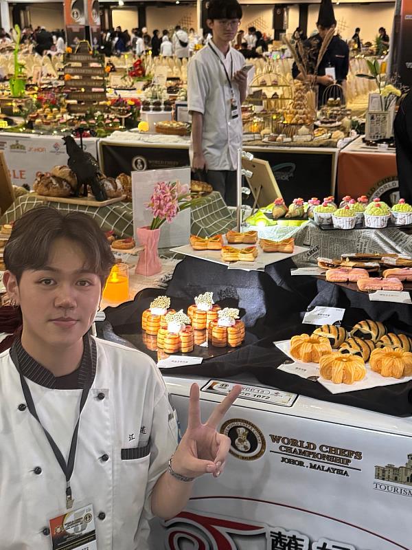 江承遠同學在創意甜點項目及現代式丹麥麵包榮獲雙金。