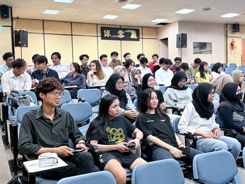 境外生全神貫注參與講習內容，透過跨文化學習共同了解毒品危害，強化自我防範能力。