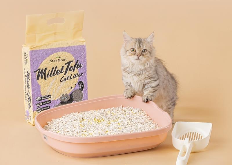 星丘「小米豆腐砂」由2mm豆腐砂與破碎型小米砂組成，能兼顧貓咪踏腳感、填補縫隙穩定砂團。（資料來源：尾巴丘毛孩選物）