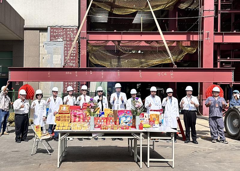 安南醫院急診醫療大樓新建工程上樑典禮，由林聖哲院長率領醫院主管、醫療團隊與工程人員共同祈福。