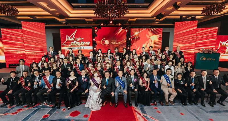 台灣人壽許舒博董事長(左9)、莊中慶總經理(右8)和逾300位保險顧問共享榮耀時刻。/台灣人壽提供