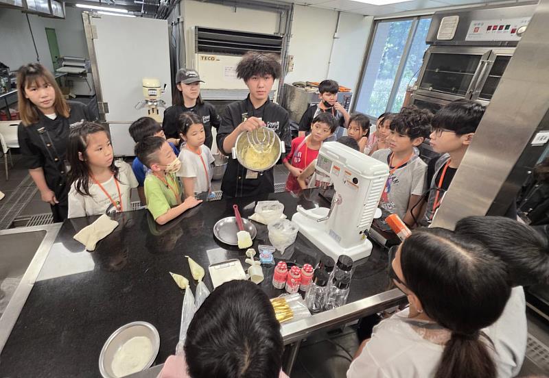 景文科大師生陪家扶孩童職探粽型夾心餅乾與凍飲製作