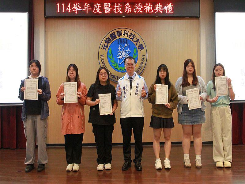 天晟醫院副院長林慶元（中）表揚醫技系學生通過病理切片技術與染色鑑定合格認證。 
