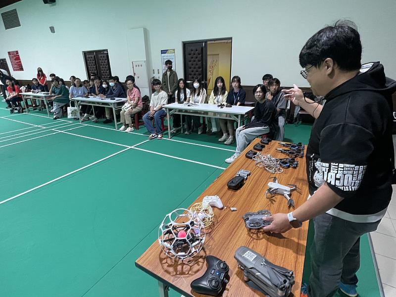 邱鴻遠老師指導學生親自操作無人機。