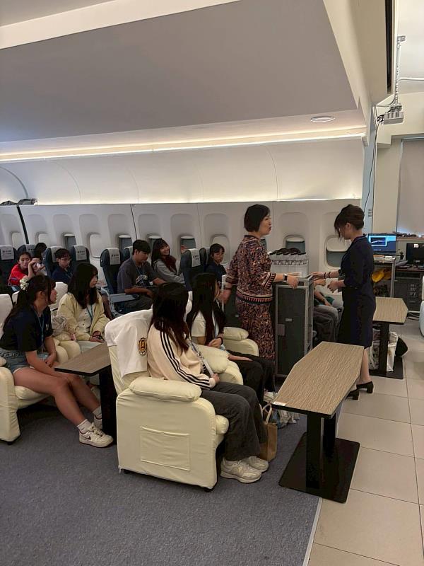 舒麗娟老師與蘇淑芳老師帶領學生進行「精品航空餐食暨體驗」。