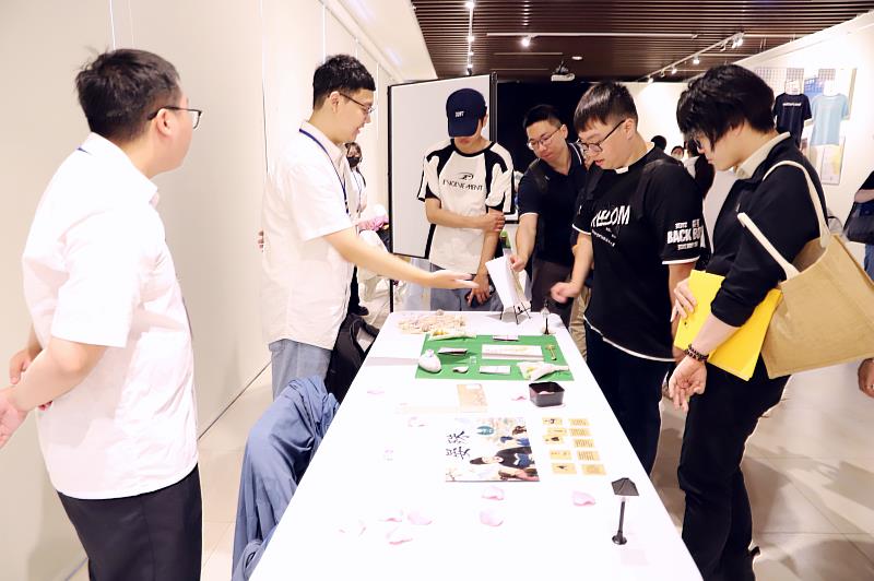 南華大學文學系舉辦「醒於微光」畢業成果展，跨域創作展現文學新樣貌，吸引各系學生參觀。