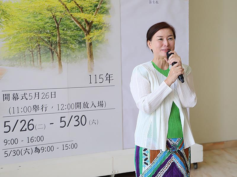 南華大學文學系舉辦「醒於微光」畢業成果展，跨域創作展現文學新樣貌，賴淑玲副校長致詞勉勵。