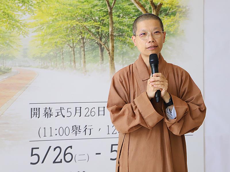 南華大學文學系舉辦「醒於微光」畢業成果展，跨域創作展現文學新樣貌，駐校董事覺禹法師致詞勉勵。