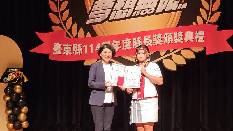 國中小應屆畢業生縣長獎頒獎，饒慶鈴勉214位得主勇敢追夢，並邀大家參加今夏台東博覽會。