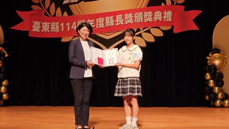 國中小應屆畢業生縣長獎頒獎，饒慶鈴勉214位得主勇敢追夢，並邀大家參加今夏台東博覽會。
