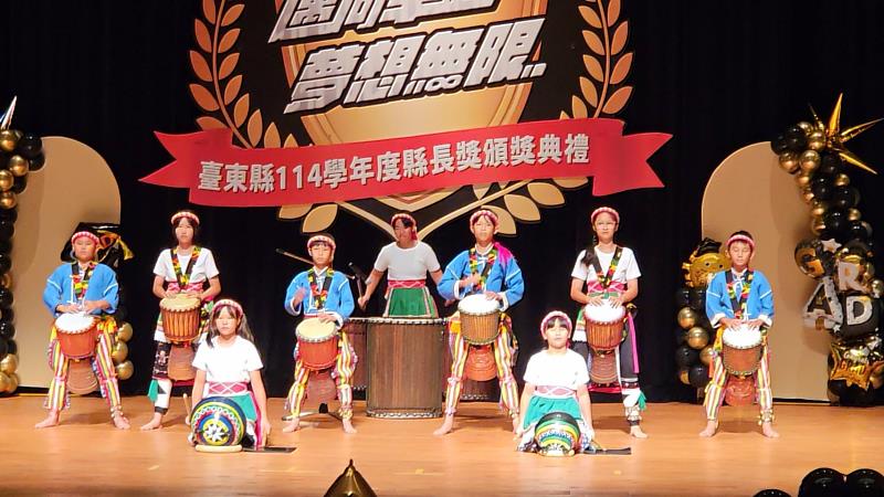國中小應屆畢業生縣長獎頒獎，饒慶鈴勉214位得主勇敢追夢，並邀大家參加今夏台東博覽會。